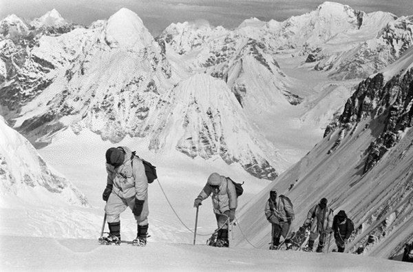 △1960年5月，中國登山隊隊員在海拔7150米的冰雪坡上行進(jìn)。