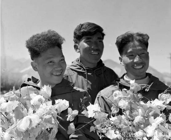 △1960年5月25日凌晨4點20分，中國登山隊隊員成功登上珠穆朗瑪峰。（右起）王富洲、貢布（藏族）和屈銀華。